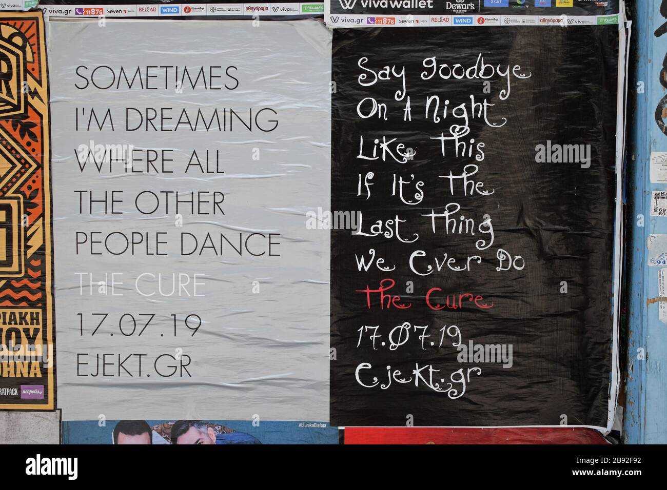 Athen, Griechenland - 23. März 2019: Die Cure New Wave Rock-Musikgruppe live Konzertplakate mit Texten von Alben Faith und Head on the Door on City wa Stockfoto