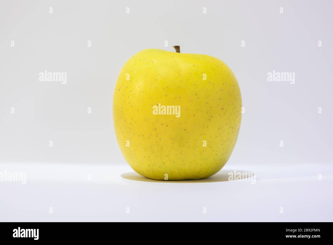 Goldener Apfel auf weißem Hintergrund Stockfoto