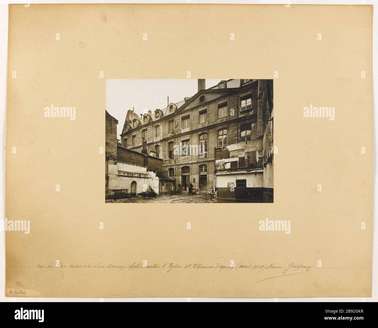 Rue du Bac, ein altes Hotel gegen die Kirche St. Thomas von Aquin (April 1913). Ensemble eines alten Hotels an der Kirche des heiligen Thomas von Aquin, rue du Bac, 7. Bezirk, Paris Godefroy, Henri Emile Cimarosa. Rue du Bac Ensemble d'un ancien Hotel contre l'Eglise St Thomas d'Aquin (avril 1913). "Ensemble d'un ancien hôtel situé contre l'Eglise Saint Thomas d'Aquin, rue du Bac, 7ème arronoire, Paris". En 1913-04-1913-04. Paris, musée Carnavalet. Stockfoto