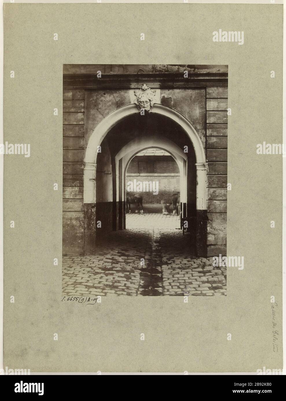 Celestine-Kaserne. Eingang zur Kaserne Celestine, 4. Bezirk, Paris Entrée de la Caserne des Célestins. Paris (IVème arr.). Photographie anonyme. Paris, musée Carnavalet. Stockfoto