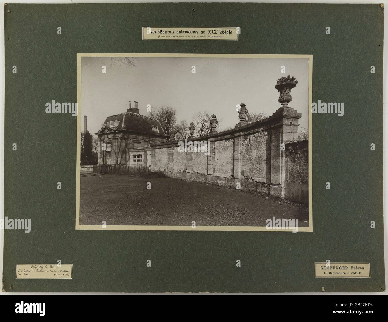 Frühere Häuser im neunzehnten Jahrhundert / im Departement seine, außerhalb der Befestigungen / Choisy-le-Roi / Schloss. Pavillon direkt am Eingang/Park. März 1907. Frühere Häuser im neunzehnten Jahrhundert in der Pfand Les maisons antérieures au XIXème siècle situées dans le département de la seine, en dehors des Befestigungsanlagen. Le château de Choisy-le-Roi. Pavillon de droite à l'entrée du parc. 1er mars 1907. Photographie de Séeberger Frères. Tirage au gélatino-bromure d'argent. Paris, musée Carnavalet. Stockfoto