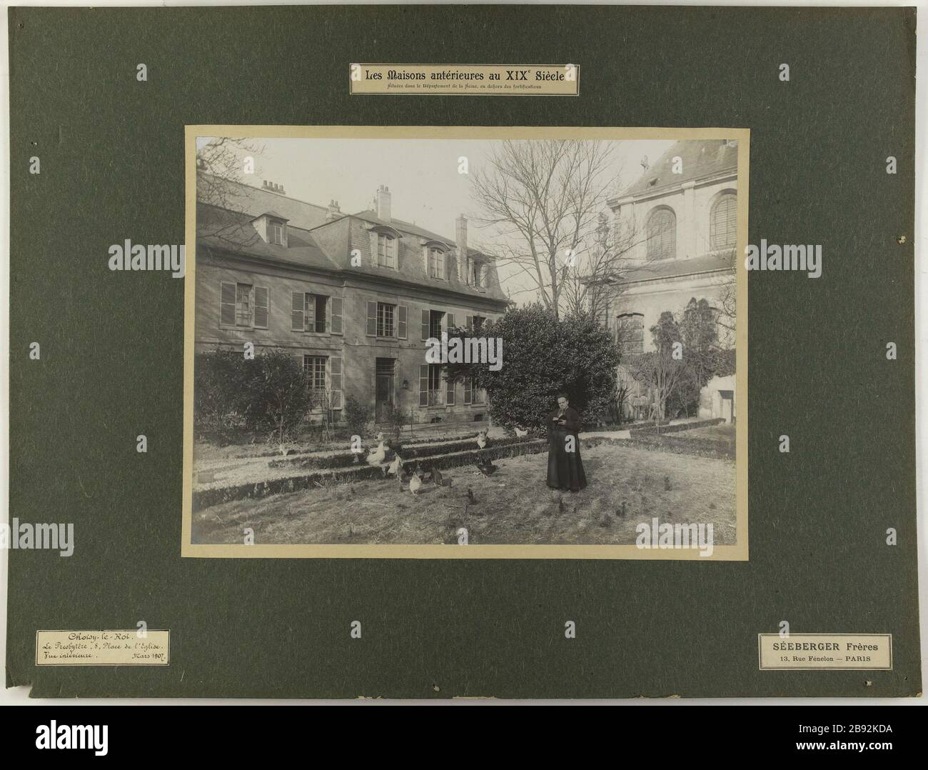 Frühere Häuser im neunzehnten Jahrhundert / im Departement seine, außerhalb der Befestigungen / Choisy-le-Roi / Presbyterium, 8, Kirchplatz. / Innenansicht. März 1907. Frühere Häuser im neunzehnten Jahrhundert im Departement-Les maisons antérieures au XIXème siècle situées dans le département de la seine, en dehors des Befestigungsanlagen. Choisy-le-ROI. Le Presbytère, 8, Place de l'église. Vue intérieure. Mars 1907. Photographie de Séeberger Frères. Tirage au gélatino-bromure d'argent. Paris, musée Carnavalet. Stockfoto