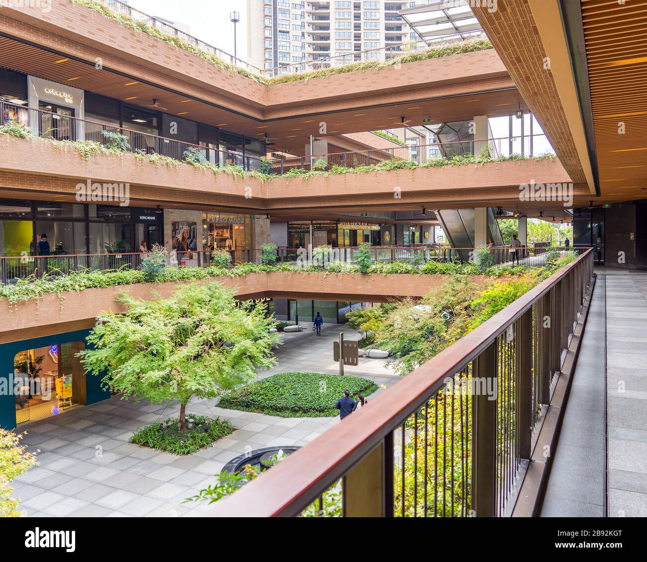 SHANGHAI, CHINA - 10. NOVEMBER 2018. Einkaufszentrum Ruihong Tiandi. Externer Innenhof eines Einzelhandelskomplexes mit üppigem Grün. Garten mit Fußgängerbrücke a Stockfoto