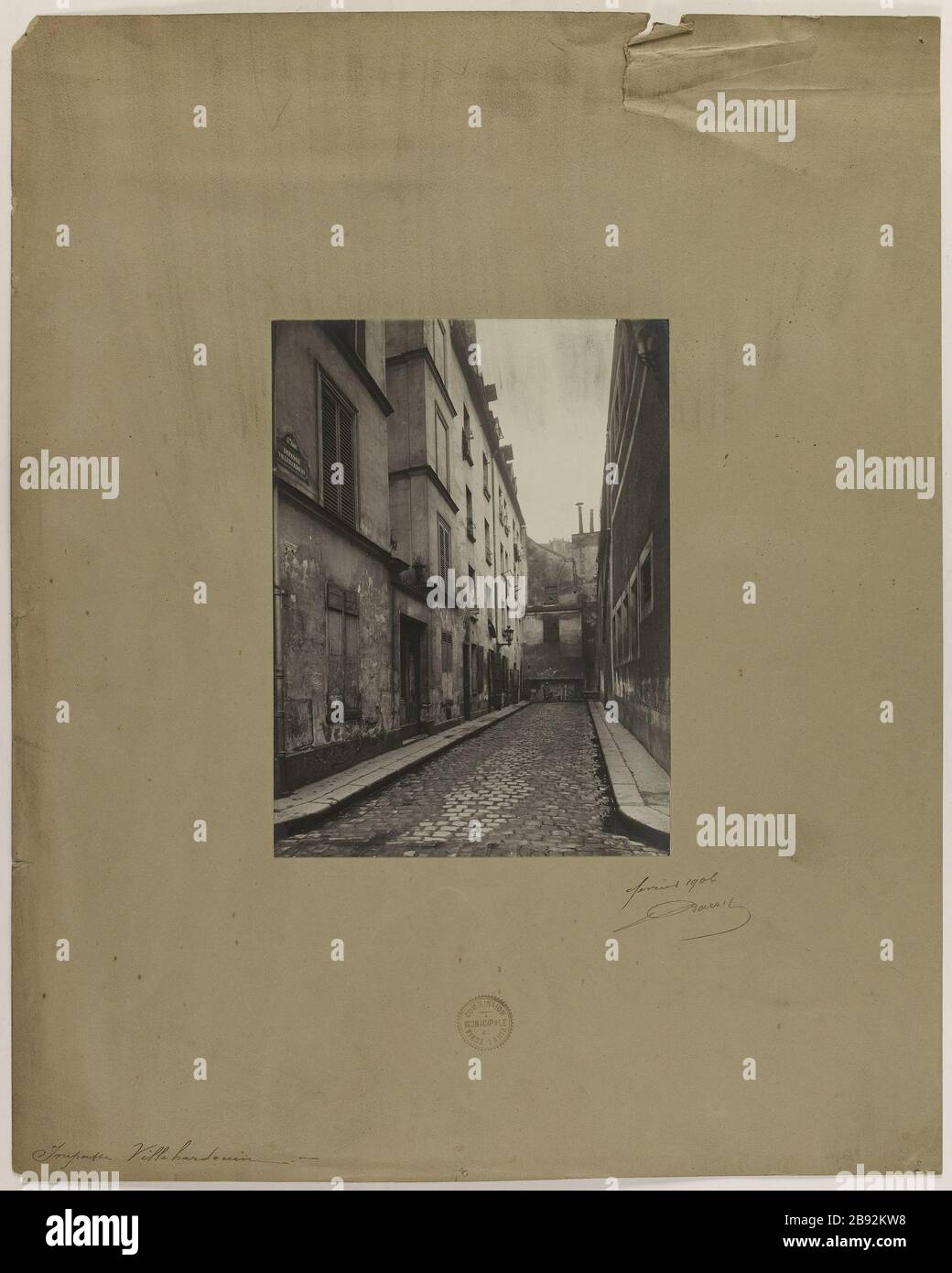 Sackgasse Villehardouin. Sehen Sie sich die Sackgasse Villeardouin, 3. Bezirk, Paris Vue de l'impasse Villeardouin, Paris (IIIème arr.) an. Photographie de Veuve J. Barry. Tirage au gélatino-bromure d'argent. Février 1906. Paris, musée Carnavalet. Stockfoto