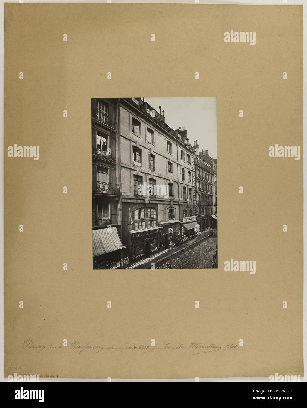 House Street Montfaucon 3 (November 1913). Blick auf die Vorderseite eines Hauses in der Rue Montfaucon Nr. 3, 6. Bezirk, Paris Vue de la façade d'une maison au Nr. 3 rue de Montfaucon, Paris (VIème arr.). Photographie d'Emile Ménanteau. Tirage sur Papier Albuminé. Novembre 1913. Paris, musée Carnavalet. Stockfoto