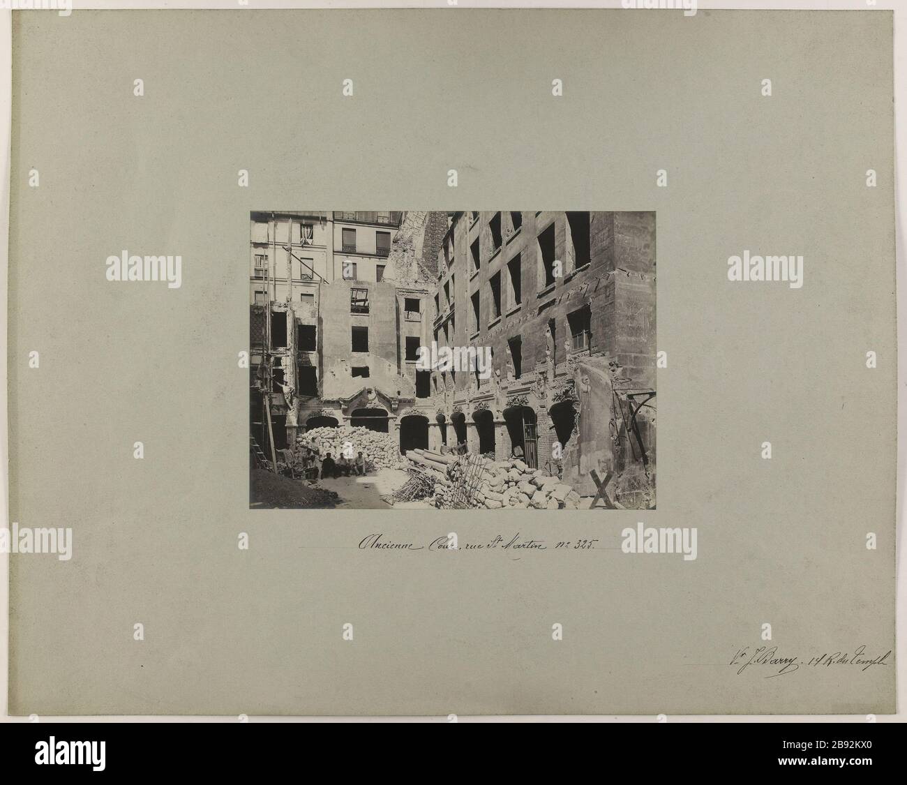 Alter Hof, St. Martin, # 325. Blick auf einen alten Innenhof, 325 rue Saint-Martin, 10. Bezirk, Paris. Vue d'une ancienne cour, 325 rue Saint-Martin, Paris (Xème arr.). Photographie de Jean Barry. Tirage sur Papier Albuminé. Paris, musée Carnavalet. Stockfoto