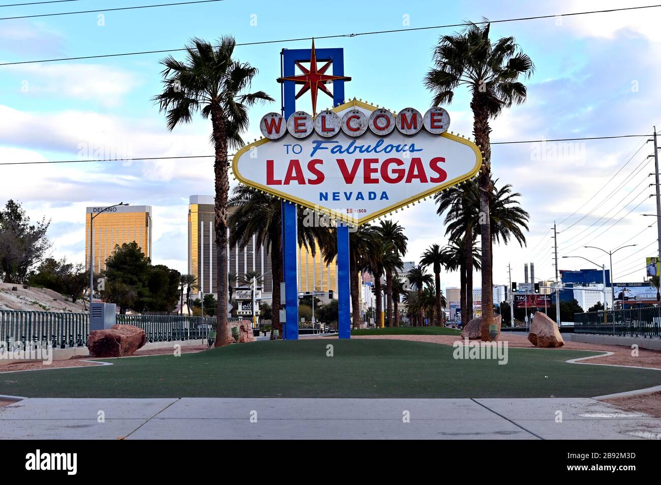 Las Vegas, Nevada, USA. März 2020. Die Gegend vor dem "Willkommen in Las  Vegas"-Schild, in dem Touristen oft fotografieren, Wird leer angezeigt, da  die meisten Unternehmen in der Gegend infolge der landesweiten