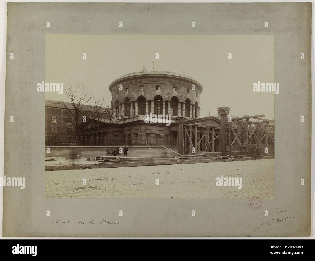 Rotonde de la Villette. Blick auf die Rotonde de la Villette im Bau, 19. Bezirk, Paris Vue de la Rotonde de la Villette en Construction, Paris (XIXème arr.). Photographie de Jean Barry. Tirage sur Papier Albuminé. Mars 1902. Paris, musée Carnavalet. Stockfoto