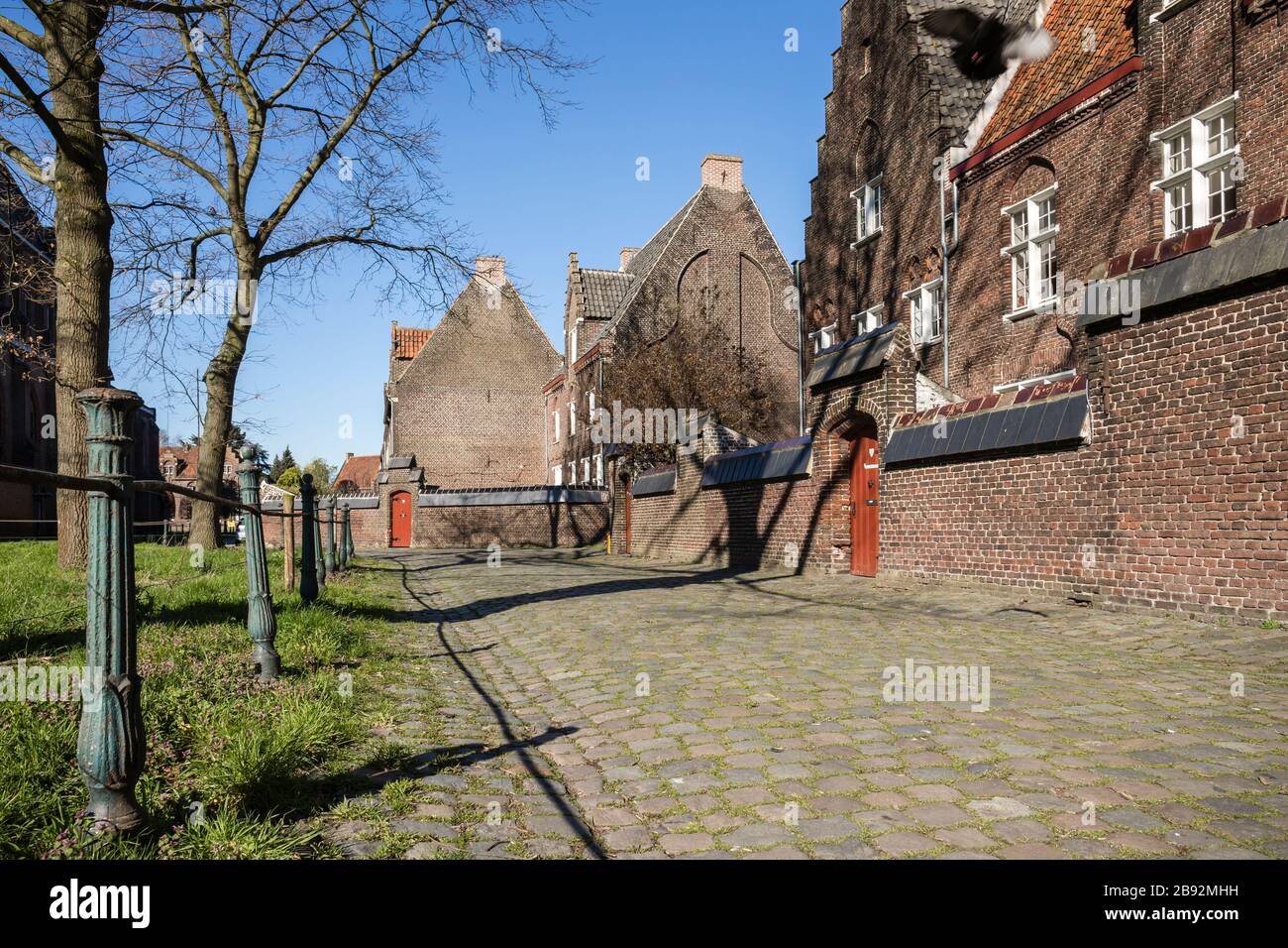 Gent, Belgien - 22. März 2020: Gassen im Welterbe der Heiligen Elisabeth Beginenhof der UNESCO. Stockfoto