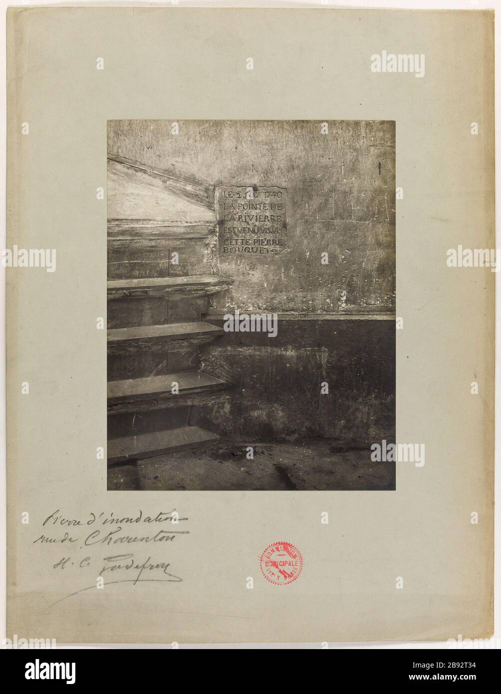 Pierre Flood / rue de Charenton. Blick auf einen Flutstein in der Rue de Charenton, 12. Bezirk, Paris Godefroy, Henri Emile Cimarosa. Pierre d'Inondation / rue de Charenton. "Vue d'une pierre d'inondation située rue de Charenton, 12ème arrondissement, Paris". Paris, musée Carnavalet. Stockfoto