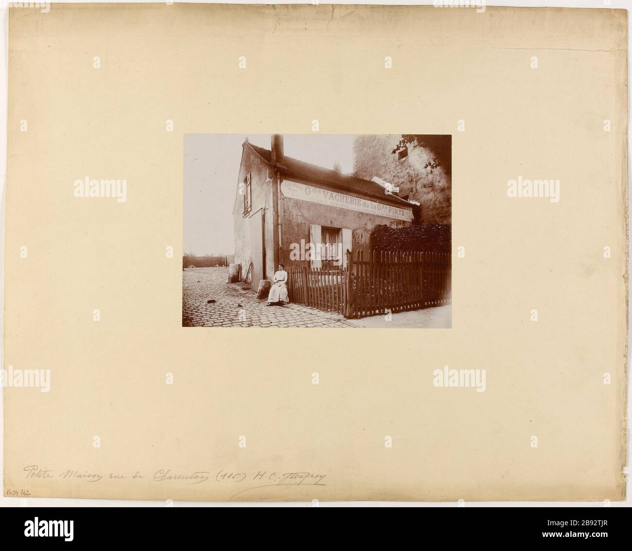 Kleines Haus rue de Charenton (116). Blick auf ein kleines Haus, 116 rue de Charenton 12. Bezirk, Paris Godefroy, Henri Emile Cimarosa. Petite maison rue de Charenton (116). "Vue d'une petite maison, 116 rue de Charenton, 12ème arronoire, Paris". Paris, musée Carnavalet. Stockfoto