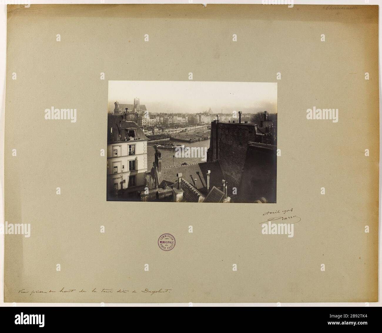 Blick von der Spitze des Turms namens Dagobert. Blick von der Spitze des Turms von Dagobert, 4. Bezirk, Paris Barry, Jean. Vue Pry du Hut de la Tour dite de Dagobert. "Vue Pry du Hut de la Tour de Dagobert, 4ème-Viertel, Paris". En 1908-04-1908-04. Paris, musée Carnavalet. Stockfoto