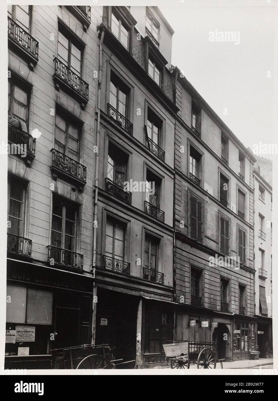 13 St. Paul Street. Geschäft mit Holzkohlenhandel, 13 St. Paul Street, 4. Bezirk, Paris 'Magasin de vente charbon de bouis au détail, 13 rue Saint-Paul, Paris (IVème arr.)'. Photographie d'Albert Cayeux. Tirage au gélatinobromure d'argent. Entre 1941 und 1943. Paris, musée Carnavalet. Stockfoto