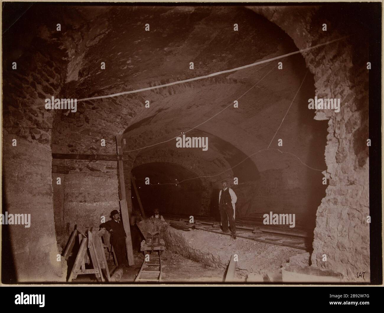 Bau der Stadtbahn Paris: Verbindung der Remissage Galerie mit der Linie 1 in der Operation Métro parisien. "Construction du chemin de fer métropolitain Municipal de Paris: Raccordement de la galerie de remisage avec la ligne 1 en Exploitation". Photographie de Charles Maindron (1861-1940). Tirage au gélatino-chlorure d'argent développé. 15 Oktobre 1902. Paris, musée Carnavalet. Stockfoto