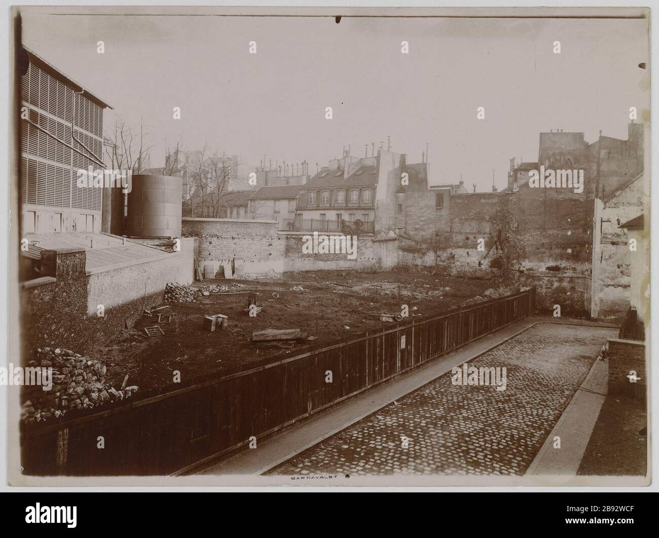 Blick auf das Schloss [Bièvre] der weißen Königin. Schloss der Weißen Königin, 13. Bezirk, Paris Château de la Reine Blanche, Paris (XIIIème arr.), vue de la Bièvre. Photographie anonyme. Paris, musée Carnavalet. Stockfoto