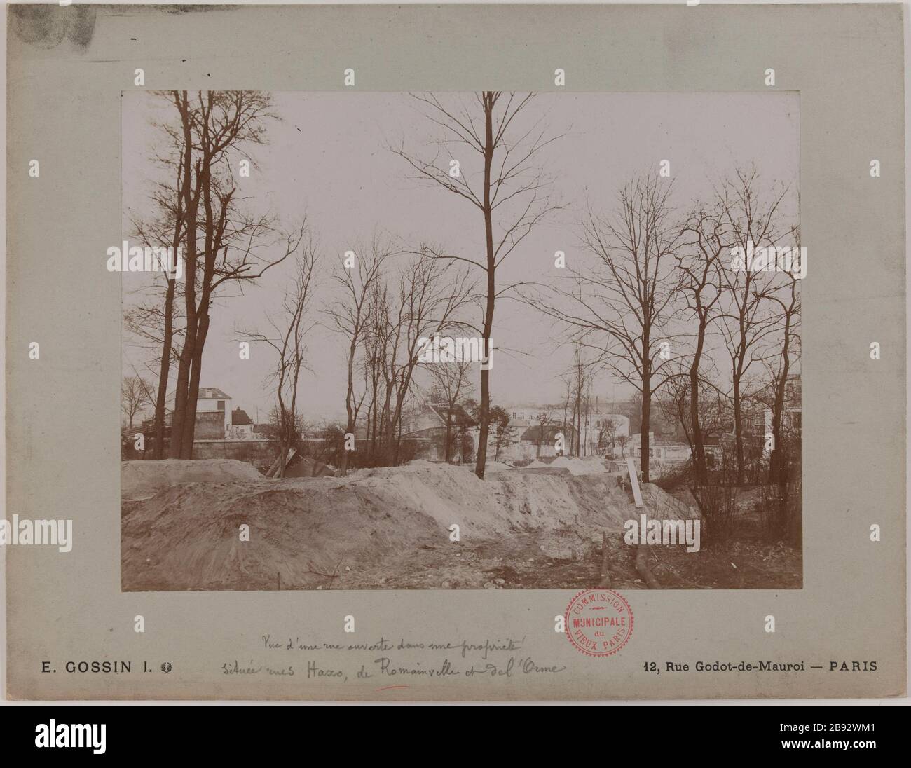 Blick auf eine offene Straße in einem Anwesen/einer Straße in Haxo, Romainville und Orme. Blick auf eine offene Straße in einer Straße in Haxo-Anwesen, Romainville und Elm, 19. Bezirk, Paris Gossin, E. Vue d'une rue overte dans une propriété/située rues Haxo, de Romainville et de l'Orme. "Vue d'une rue overte dans une propriété située rues Haxo, de Romainville et de l'Orme, 19ème arronoire, Paris". Paris, musée Carnavalet. Stockfoto