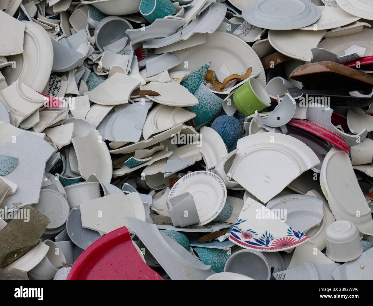 Detail eines Haufens aus zerbrochenem china, das recycelt und als Rohmaterial für Bauziegel verwendet werden kann Stockfoto