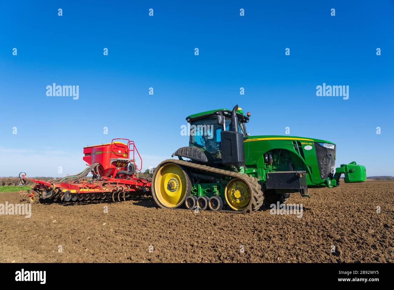Traktor Aussaat Samen auf einem Feld im Frühjahr. Viel Hadham, Hertfordshire. VEREINIGTES KÖNIGREICH Stockfoto