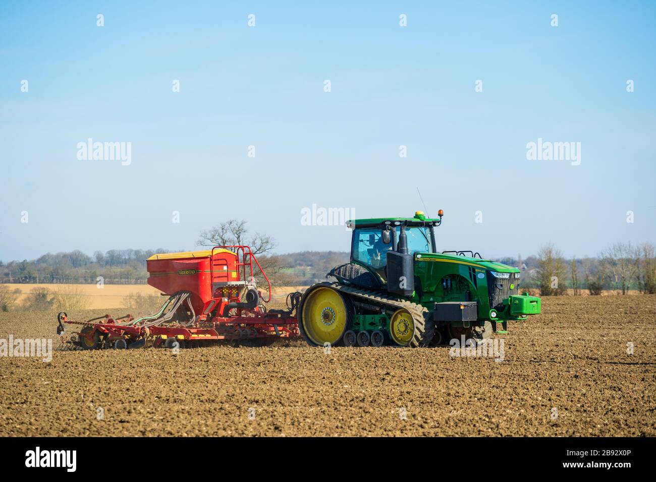 Traktor Aussaat Samen auf einem Feld im Frühjahr. Viel Hadham, Hertfordshire. VEREINIGTES KÖNIGREICH Stockfoto