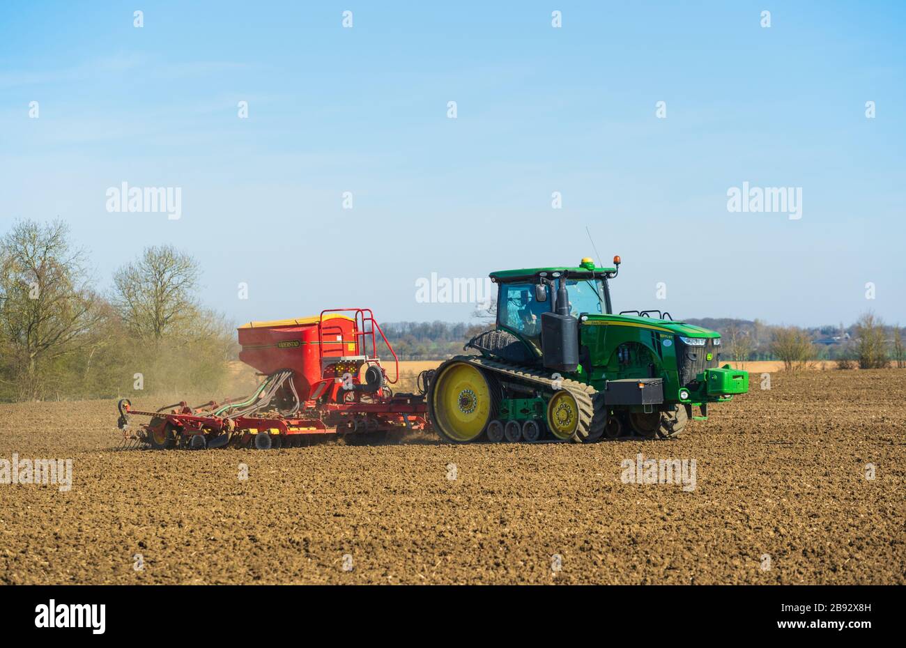 Traktor Aussaat Samen auf einem Feld im Frühjahr. Viel Hadham, Hertfordshire. VEREINIGTES KÖNIGREICH Stockfoto