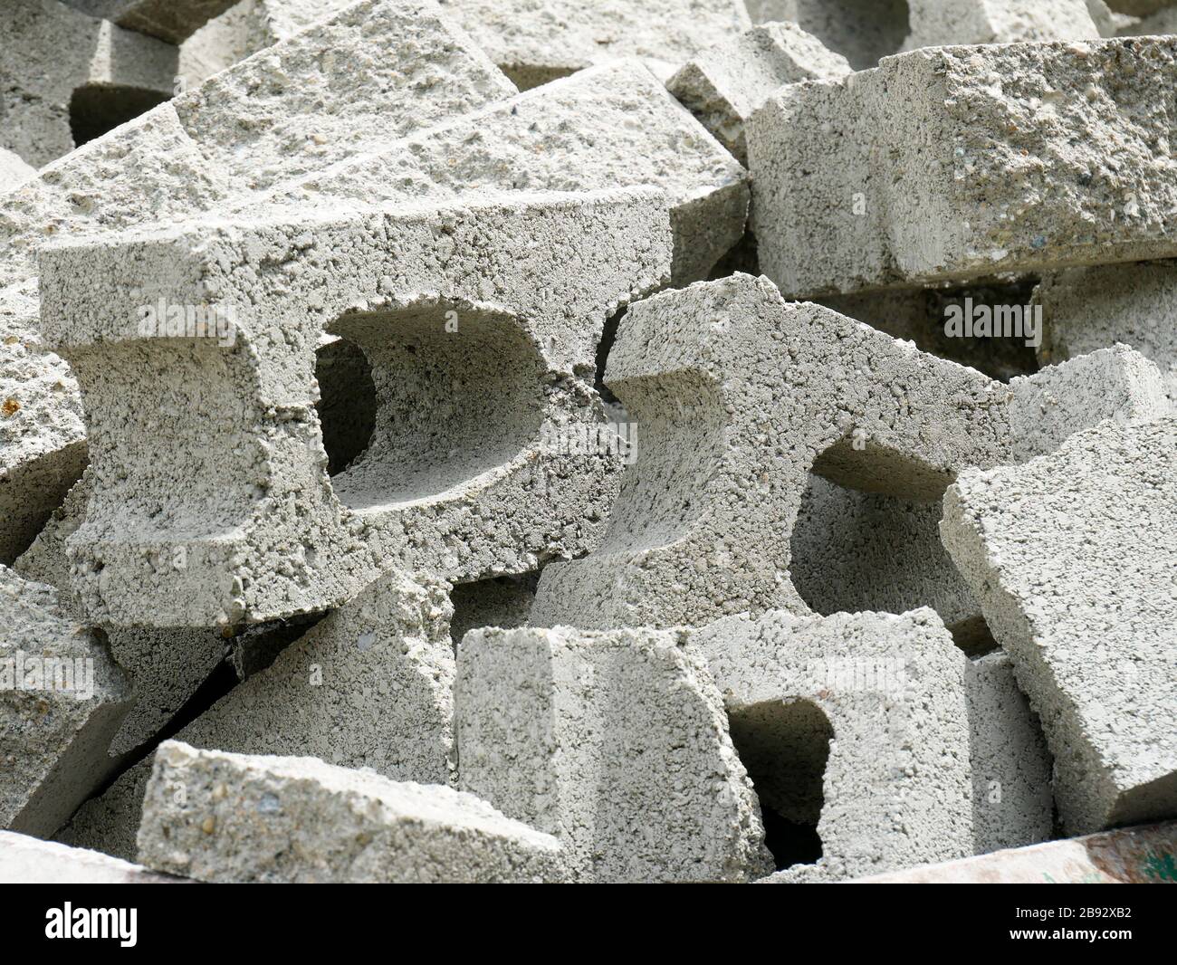 Haufen zerbrochener Betonsteine, die auf einem Bau- und Abbruchabfallgelände recycelt werden können Stockfoto