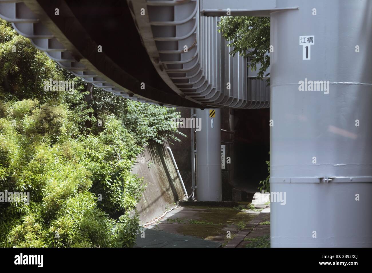 Kamakura, Shonan, Kanagawa/Japan-20. Mai 2019: Der schöne Blick auf die Straßenlandschaft von der Innenseite der Shonan-Einschienenbahn Stockfoto