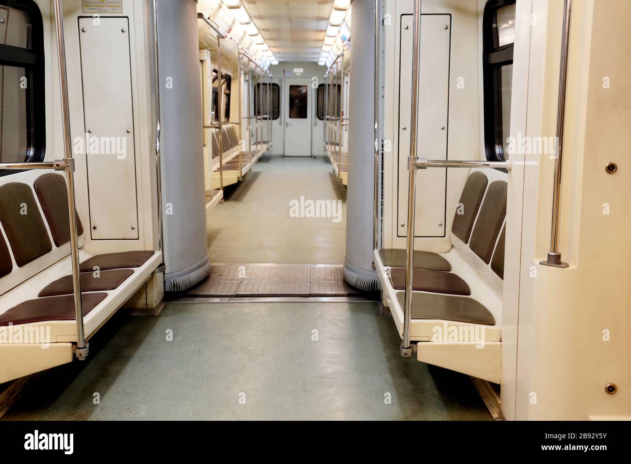 Leerer U-Bahn-Wagen. Im Inneren des Moskauer U-Bahn-Zuges während der Coronavirus Pandemie Stockfoto