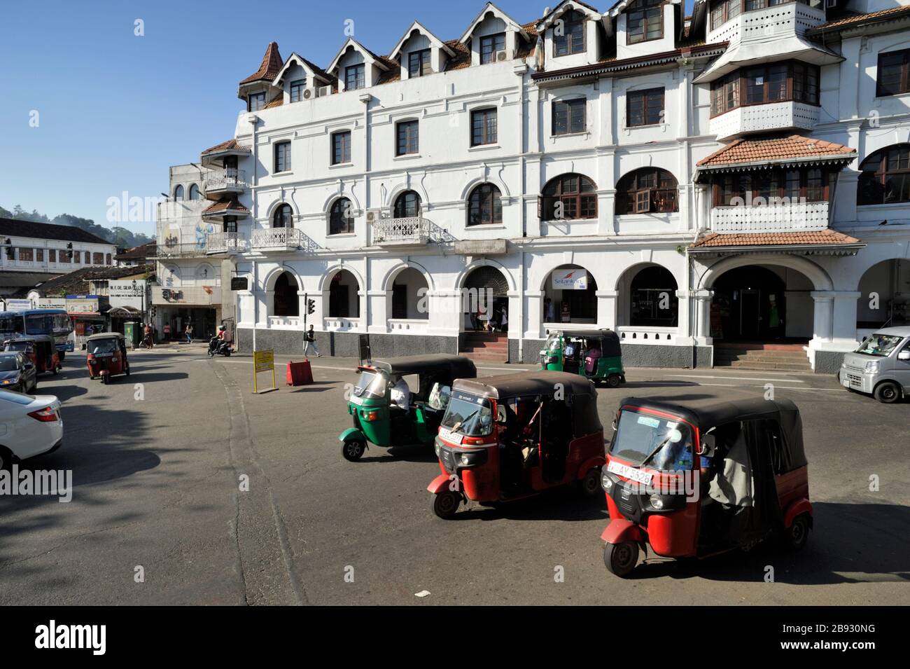 Sri Lanka, Kandy, Altstadt, Tuk-Tuks und koloniale Architektur Stockfoto