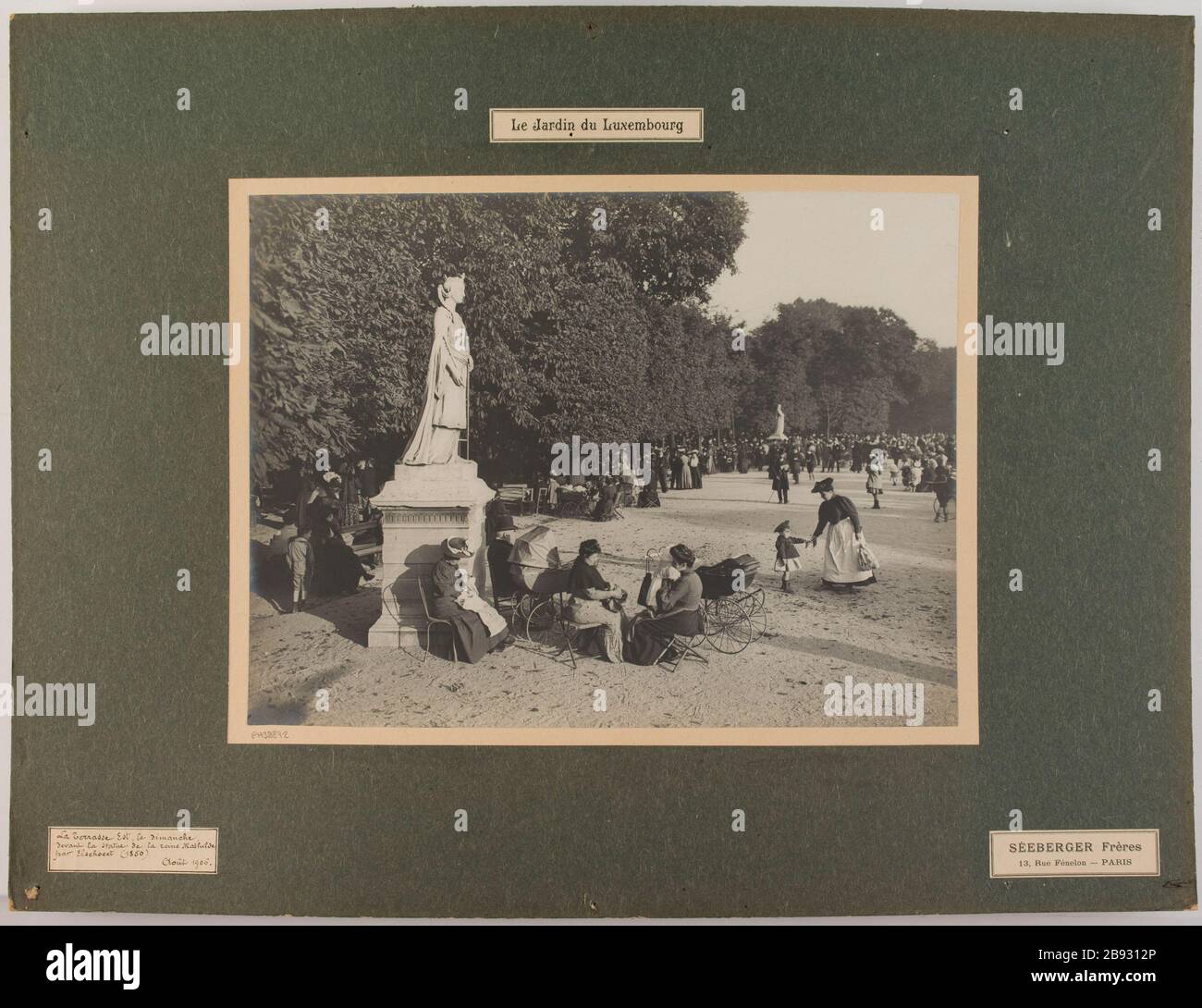 Der Jardin du Luxembourg // The East Terrace, Sonntag / bei der Statue der Königin Matilda / von Elschocet (1850) / August 1906. Die Ostterrasse des Luxemburger Gartens, in der Nähe der Statue der Königin Matilda, 6. Bezirk, Paris Jean-Jacques Elshoecht (177-1856), skulpteur français. "La Statue de la reine de la Mathilde". 1850. La Terrasse EST du jardin du Luxembourg. Paris (VIème arr.). Août 1906. Photographie de Séeberger Frères. Tirage au gélatino-bromure d'argent, 1906. Paris, musée Carnavalet. Stockfoto