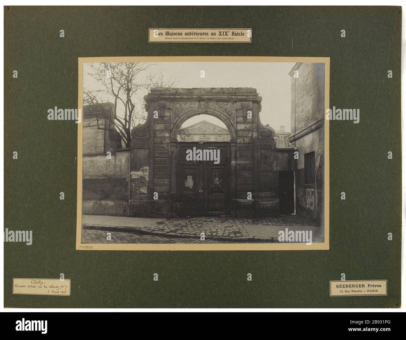 Frühere Häuser im neunzehnten Jahrhundert / in der seine außerhalb der Befestigungen // Clichy. / Haus in der Rue du Landy. # 7. / 5. März 1907. Frühere Häuser im neunzehnten Jahrhundert: Portal eines Hauses an der Nr. 7 der ru Les maisons antérieures au XIXe siècle situées dans le département de la seine en dehors des Befestigungsanlagen. Portail d'une maison située au 7de la rue du Landy à Clichy (Hauts-de-seine). 5 mars 1907. Photographie de Séeberger Frères. Tirage au gélatino-bromure d'argent. Paris, musée Carnavalet. Stockfoto