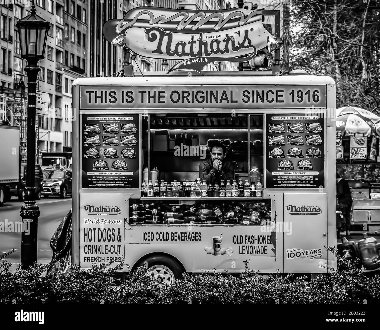 Nathans Lebensmittel-Truck für Kunden außerhalb des Central Park, New York, Monochrime Stockfoto