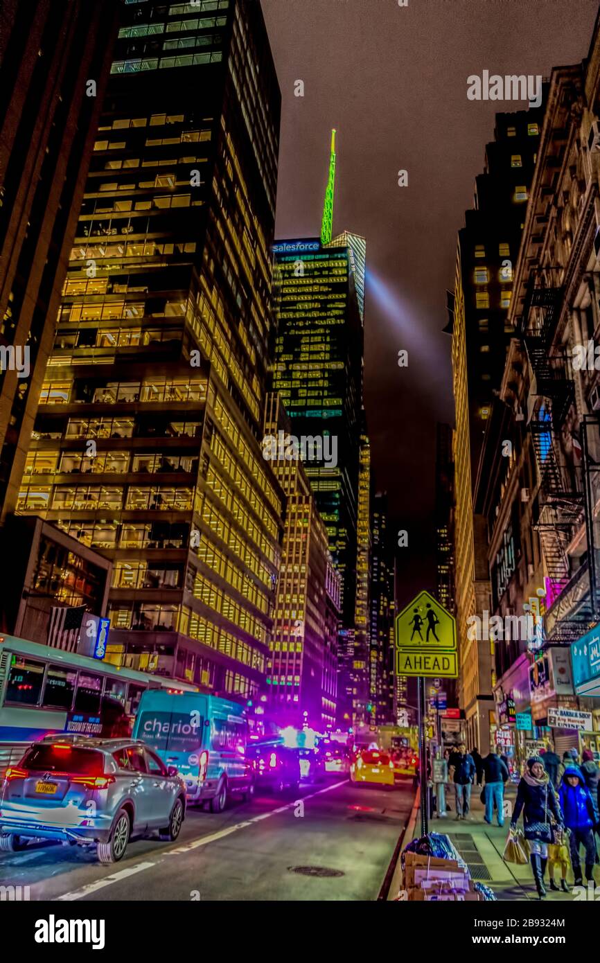 Blick auf die Avenue of the Americas, New York, in der Nacht Stockfoto