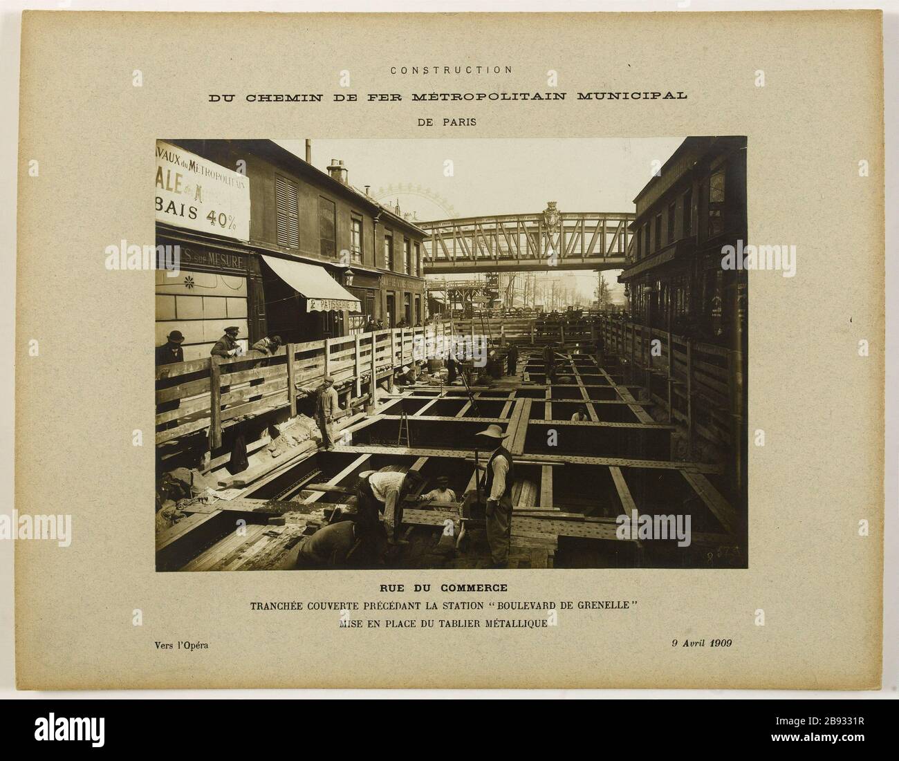 Bau / Stadtbahn / von Paris / Marktplatz / Trench vor dem 'Boulevard de Grenelle' beschilkt / Metalldeck einfüttern / zur Oper / 9. April 1909. Bau der Eisenbahn Metrop Construction du chemin de fer métropolitain Municipal de Paris. Rue du Commerce. Tranchée couverte précédant la Station 'Boulevard de Grenelle', mise en Place du tablier métallique, rue du Commerce. Vers l'Opéra. Paris (XVe arr. ), 9 avril. Photographie anonyme. Tirage au gélatino-bromure d'argent. Paris, musée Carnavalet. Stockfoto