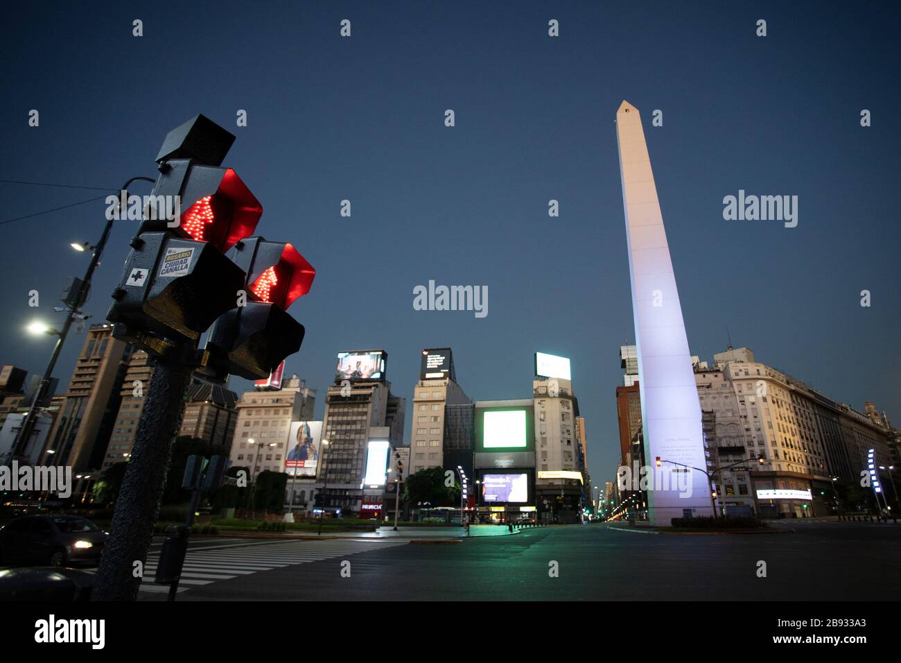 Buenos Aires, Argentinien - 23. März 2020: Pendeln Sie rotes Licht und Blick auf die Innenstadt von Buenos Aires nachts in einer Stadt in der Quarantäne in Buenos Aires, Argentia Stockfoto