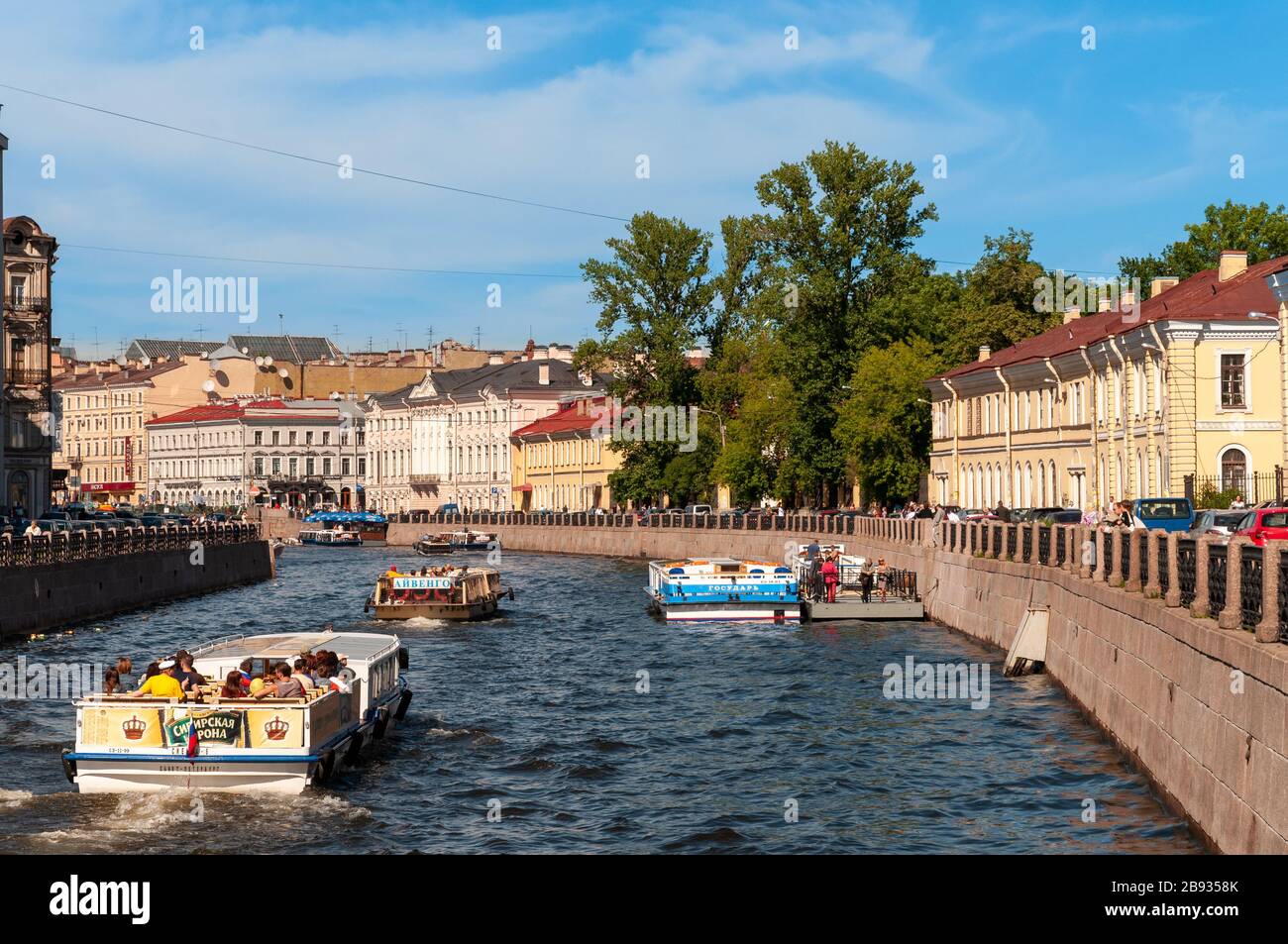 Ausflugsboote auf dem Fluss Moika, Sankt Petersburg, Russland Stockfoto