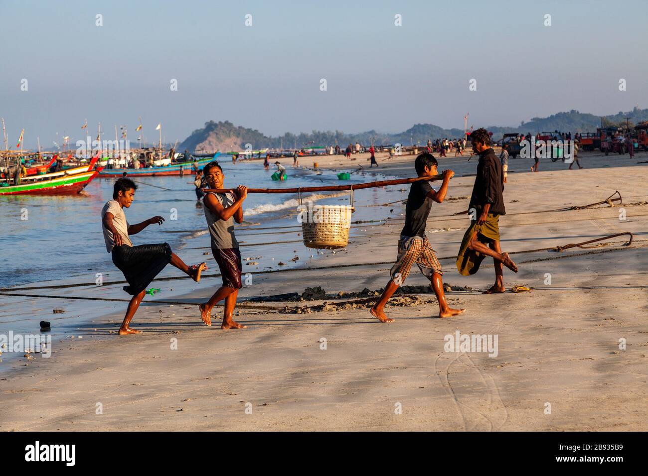 Der morgendliche Fang ist im Fischerdorf Ngapali angekommen. Der Fisch wird an Land gebracht und geteilt oder verkauft. Ngapali, Rakhine-Staat, Myanmar. Stockfoto