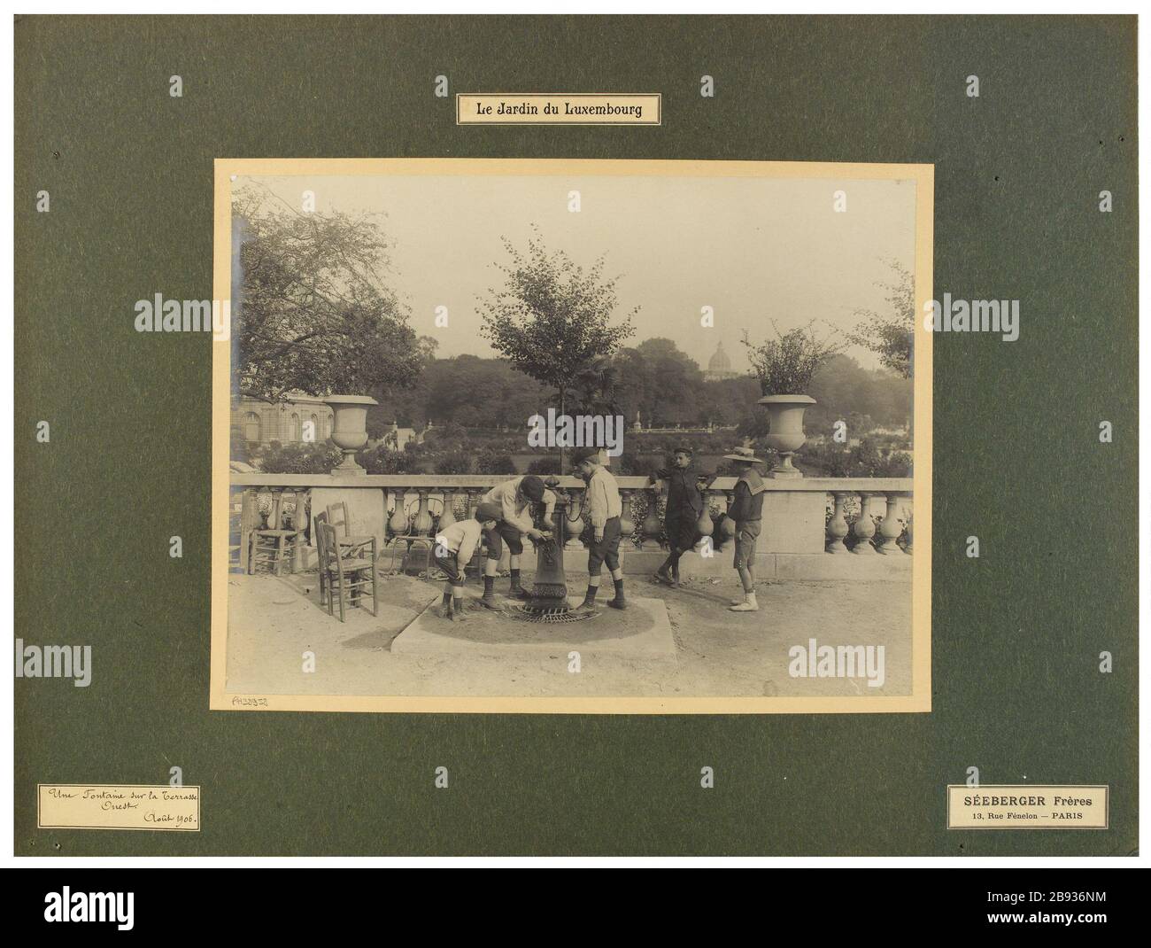 Der Jardin du Luxembourg / EIN Brunnen auf der Terrasse / West. / August 1906. Ein Brunnen auf der Westterrasse, Garten von Luxemburg, 6. Bezirk, Paris Séeberger Frères. Le Jardin du Luxembourg / une Fontaine sur la Terrasse / Ouest. / Août 1906. "Une fontaine sur la Terrasse Ouest, jardin du Luxembourg, 6ème arrondissement, Paris". Tirage au gélatino-bromure d'argent. En 1906-08-1906-08. Paris, musée Carnavalet. Stockfoto