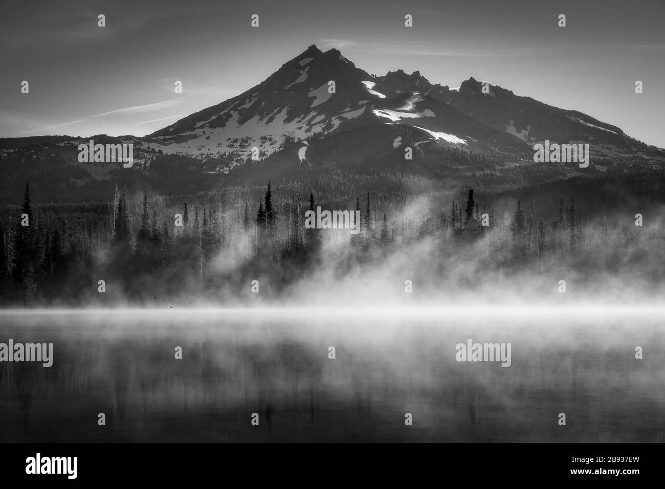 Berge in Oregon am Sparks Lake Stockfoto