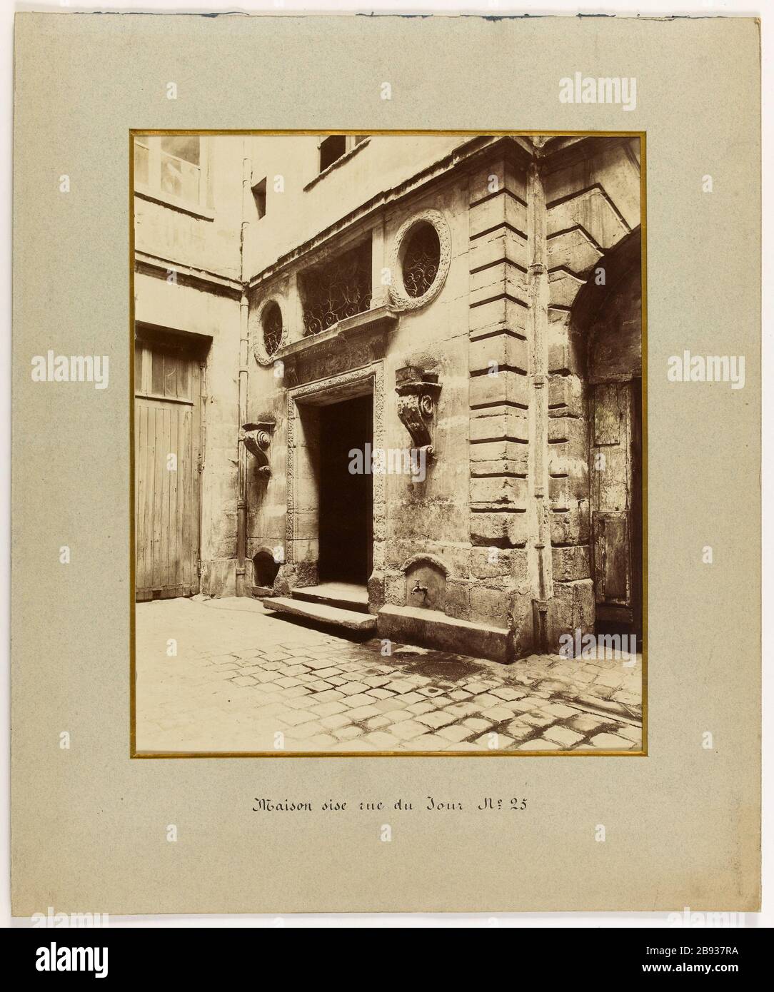 Haus in der Rue du Jour # 25. Blick auf ein Haus in der Rue du Jour 25, 1. Bezirk, Paris Vue d'une maison située au 25 rue du Jour, Paris (Ier arr.). Photographie de Jean Barry (18.-19.). Paris, musée Carnavalet. Stockfoto