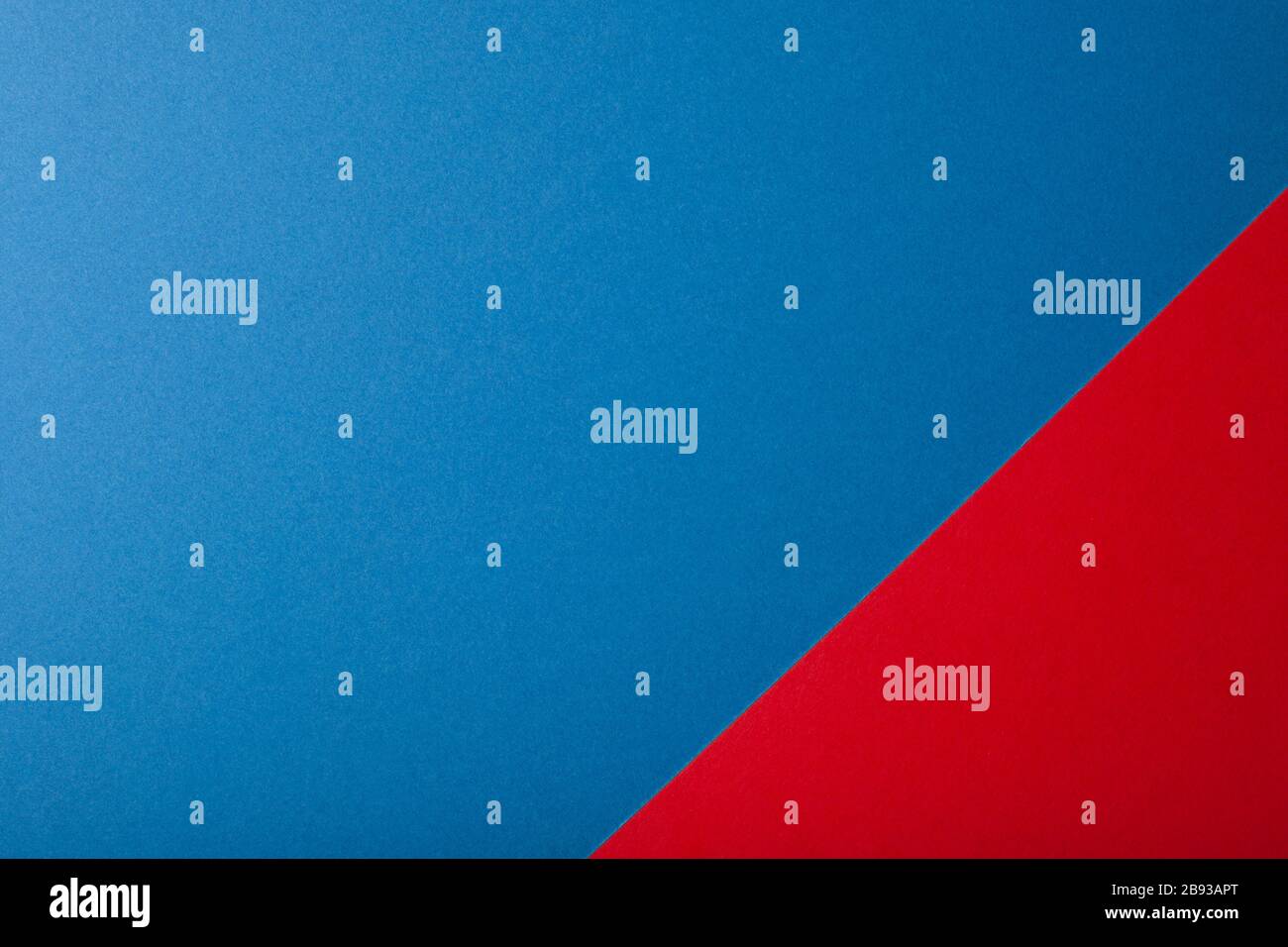 Rote und blaue Farbe von Papierhintergrund, Textur, Kopierbereich, Diagonale. Stockfoto
