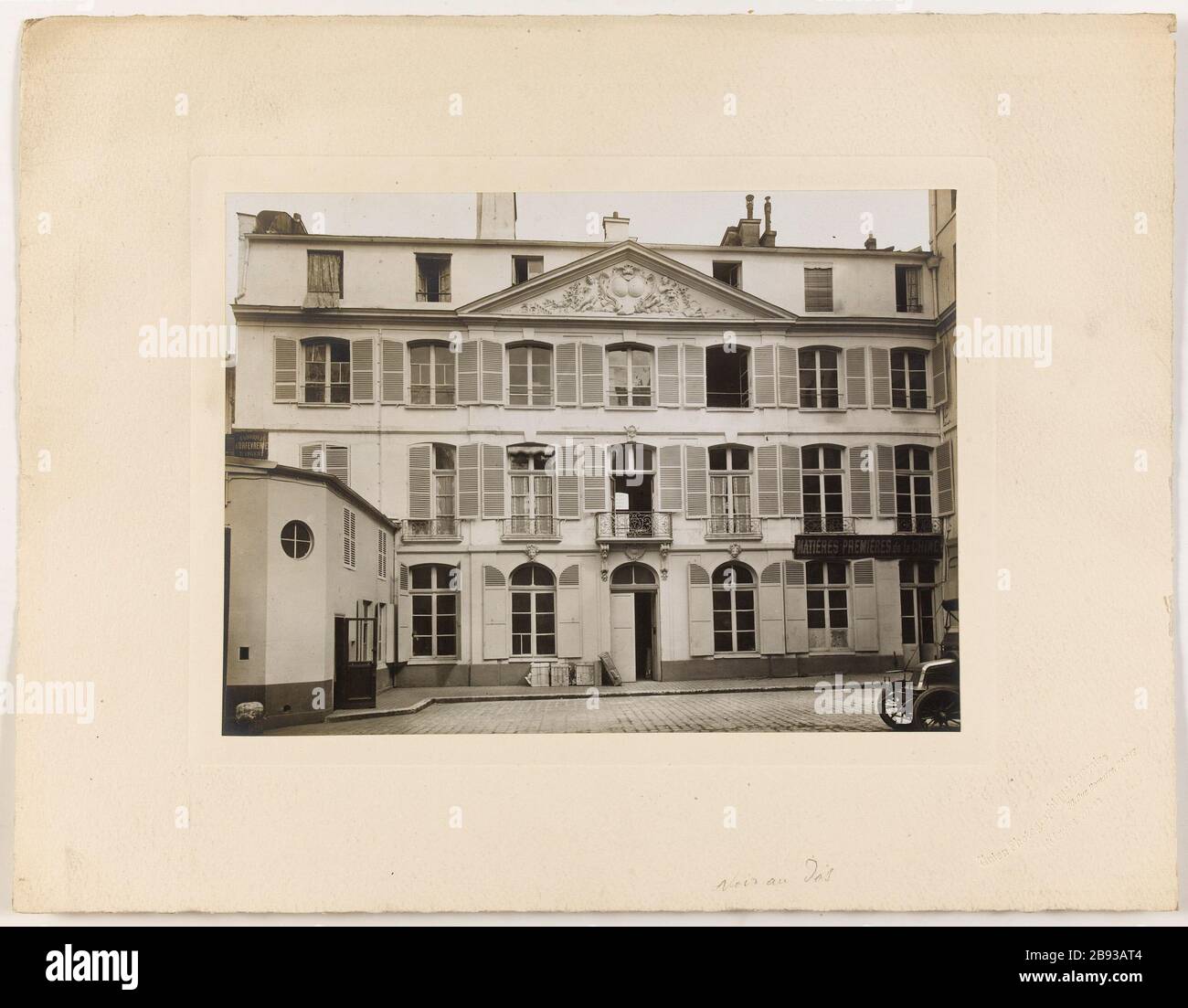 Vorderhof in der 5 Rue Montmorency. Blick auf den Innenhof façade, 5 Rue Montmorency 3. Bezirk, Paris Vue d'une façade sur cour, 5 rue Montmorency, Paris (IIIème arr.). Photographie d'Union Photographique Française. Paris, musée Carnavalet. Paris, musée Carnavalet. Stockfoto