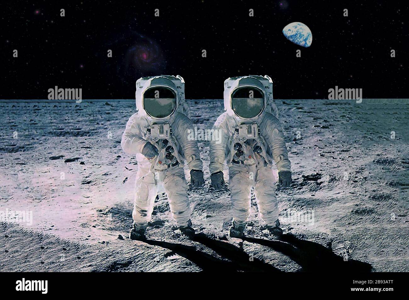 Zwei Astronauten auf dem Mond, mit Erde im Hintergrund. Elemente dieses Bildes wurden von der NASA eingerichtet. Stockfoto