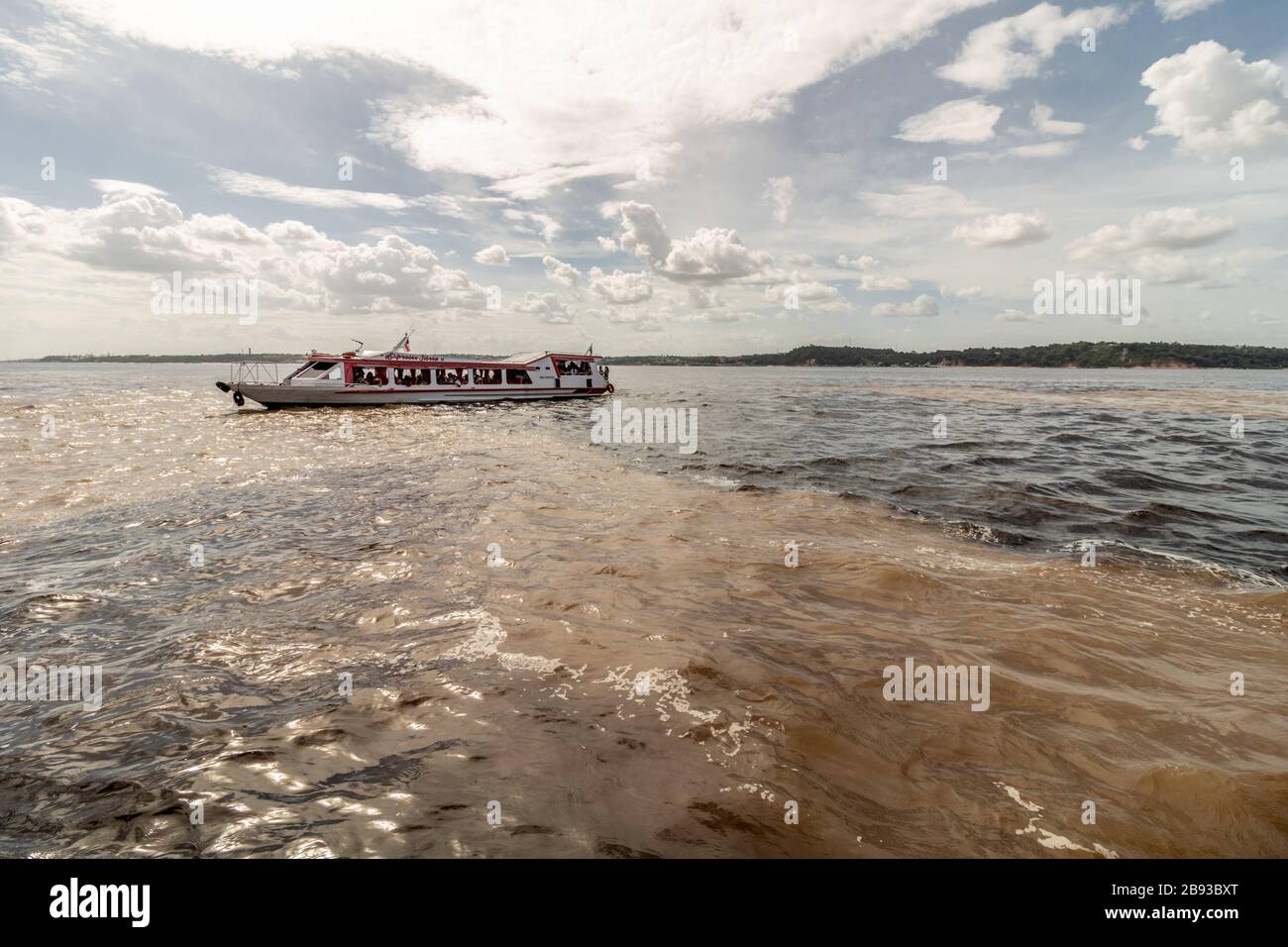 Treffen der Flüsse Amazonas und Solimões in der Stadt Manaus, der Hauptstadt des Amazonas in Brasilien Stockfoto