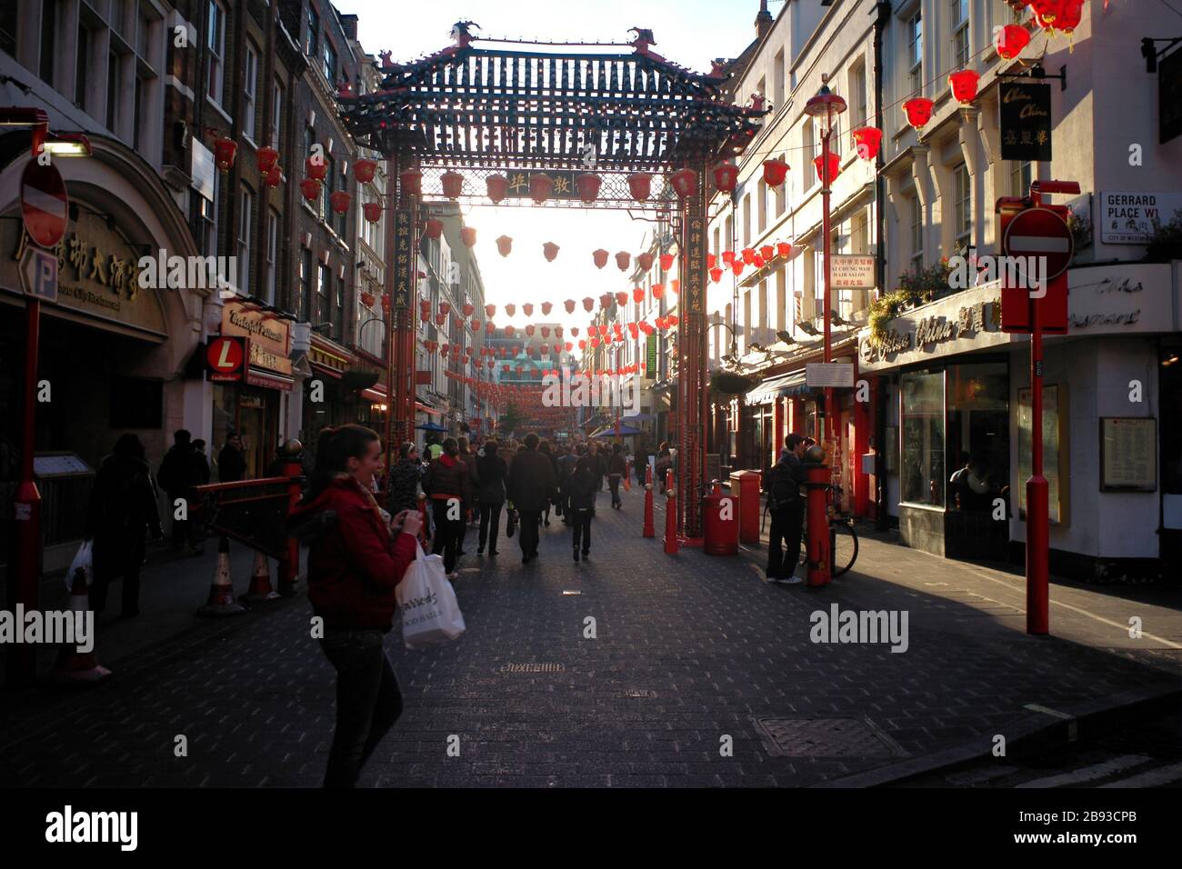 AJAXNETPHOTO. LONDON, ENGLAND. - STADT CHINA - VON DER ECKE MIT DER GARRARD STRASSE. FOTO: JONATHAN EASTLAND/AJAX REF:LM73010_521 Stockfoto