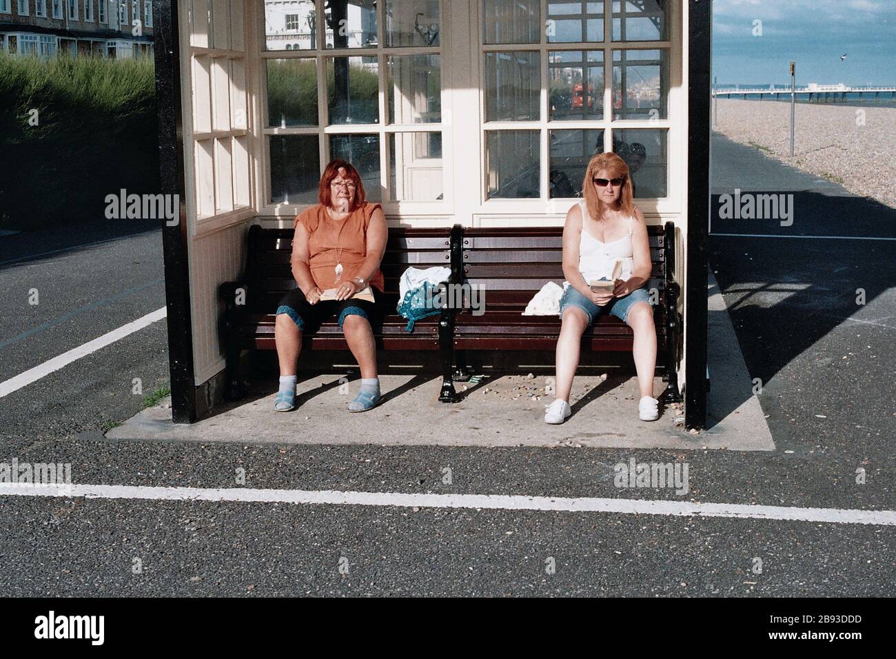 AJAXNETPHOTO. WORTHING, WEST SUSSEX, ENGLAND. - MENSCHEN, DIE DIE SONNE IN EINEM VON MEHREREN UNTERKÜNFTEN ENTLANG DER STRANDPROMENADE GENIESSEN.FOTO: JONATHAN EASTLAND/AJAX REF:CD0222 21 18A Stockfoto