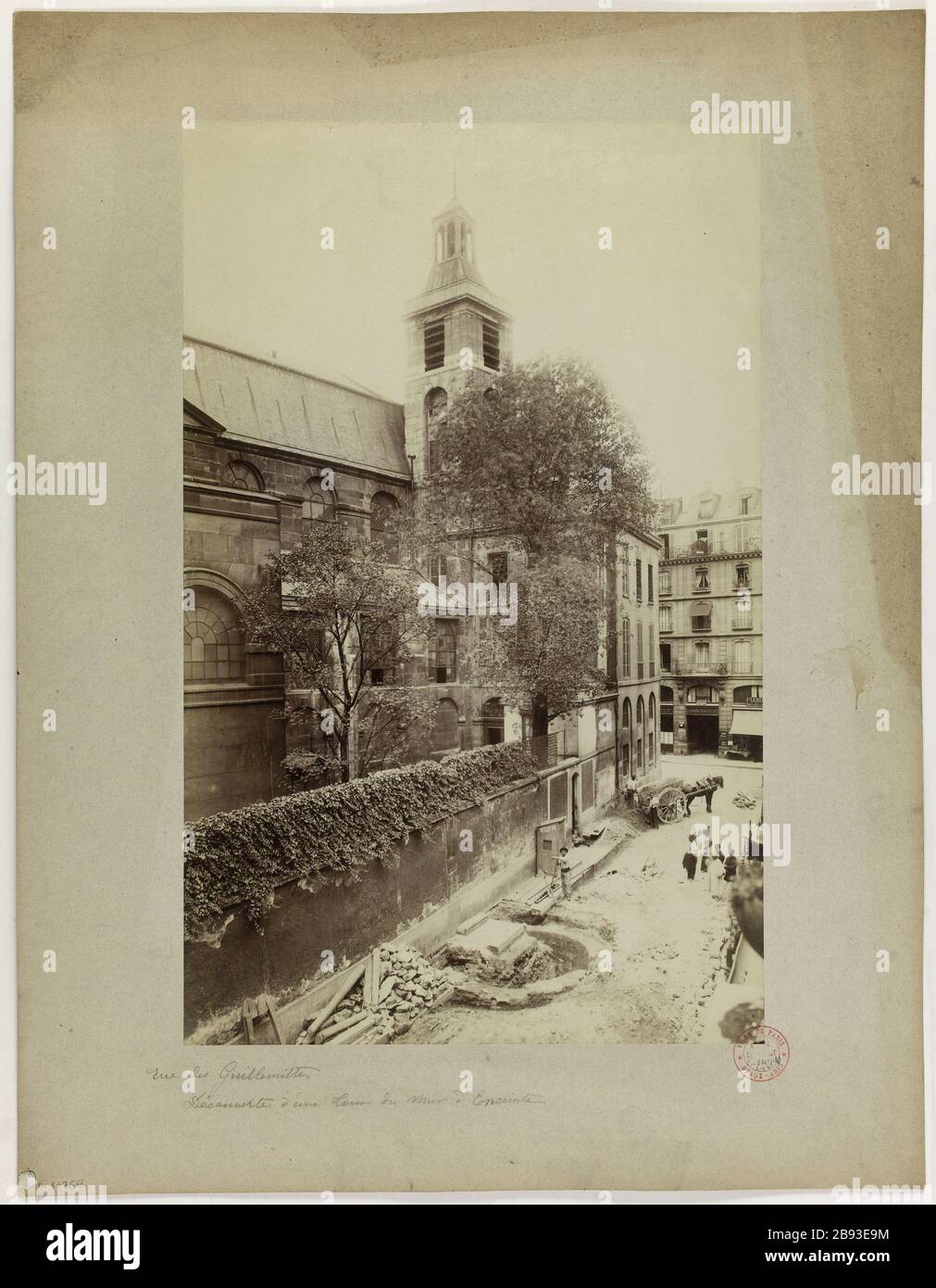 Rue Guillemits/Entdeckung eines Umfassungsmauerturms. Sehen Sie sich die Ausgrabungen Guillemites Street, 3. Bezirk, Paris an. Anonyme. Rue des Guillemites/Découverte d'une Tour de mur d'enceinte. "Vue des fouilles rue des Guillemites, 3ème-Bezirk, Paris". Tirage sur Papier albuminé. En 1906-1906. Paris, musée Carnavalet. Stockfoto