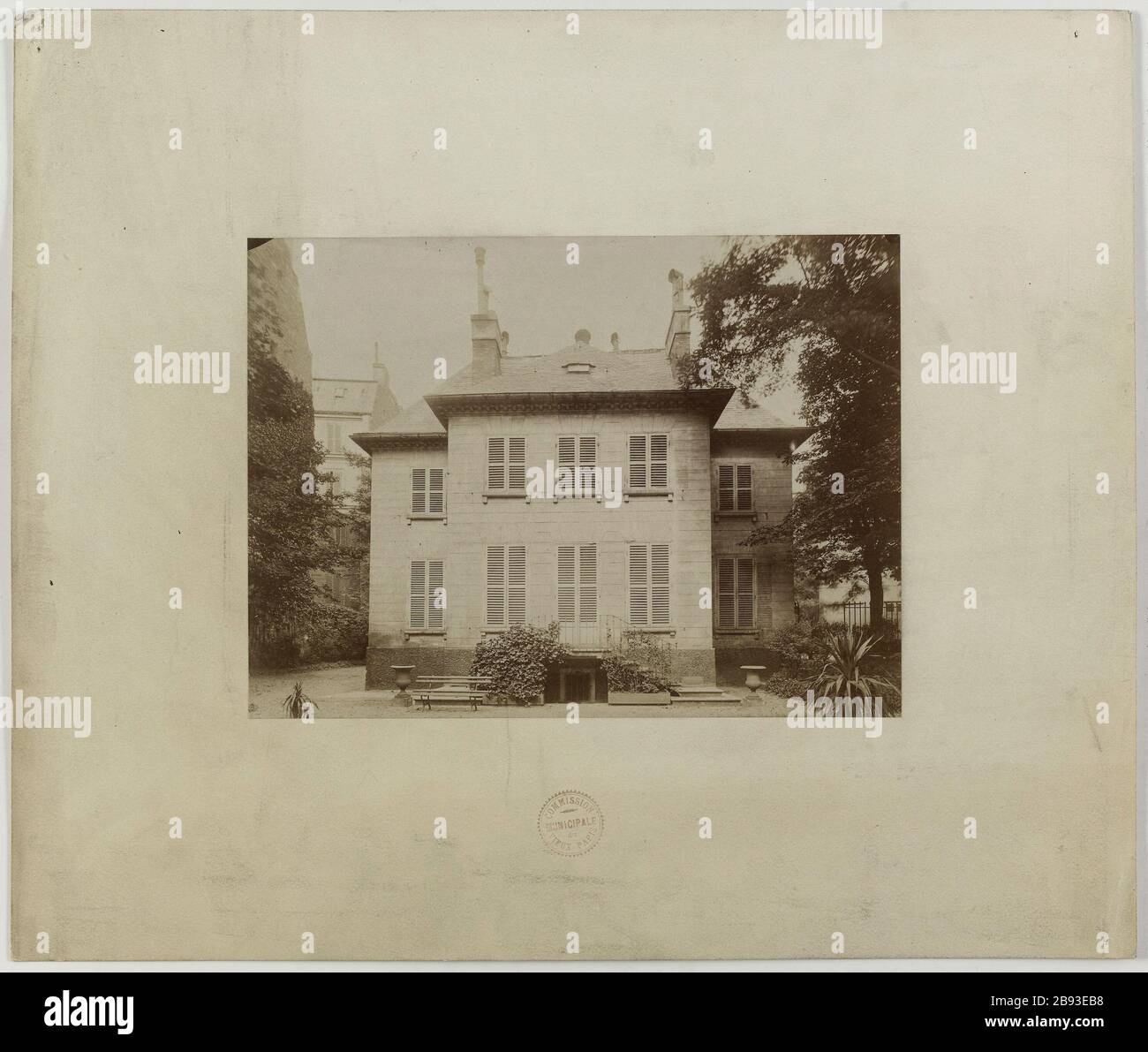 Pavillon rue de Grenelle, 49 / Blick auf den Vorgarten / 1906 Blick auf den Vorgarten neben dem Pavillon 49 rue de Grenelle, Paris 7. Bezirk Imprimerie Berthaud. Pavillon rue de Grenelle, 49 / Vue de la façade sur le jardin / 1906. "Vue de la façade côté jardin du Pavillon du 49 rue de Grenelle, 7ème-Viertel Paris". Aristoteles. En 1906-1906. Paris, musée Carnavalet. Stockfoto