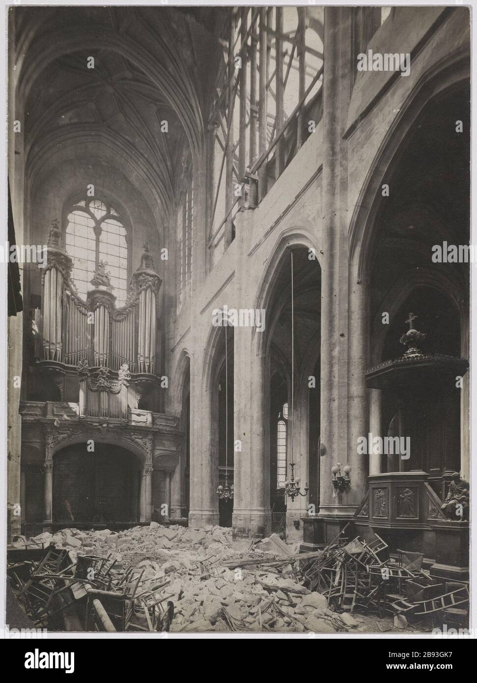 Kirche Saint-Gervais, 4. Bezirk, Paris. Guerre 1914-1918. Eglise Saint-Gervais, après le bombardement du 29 Mai 1918. Dégats fait par un obus. Paris (IVème arr.). Photographie de Godefroy Ménanteau. Tirage au gélatino-bromure d'argent, 1918. Paris, musée Carnavalet. Stockfoto