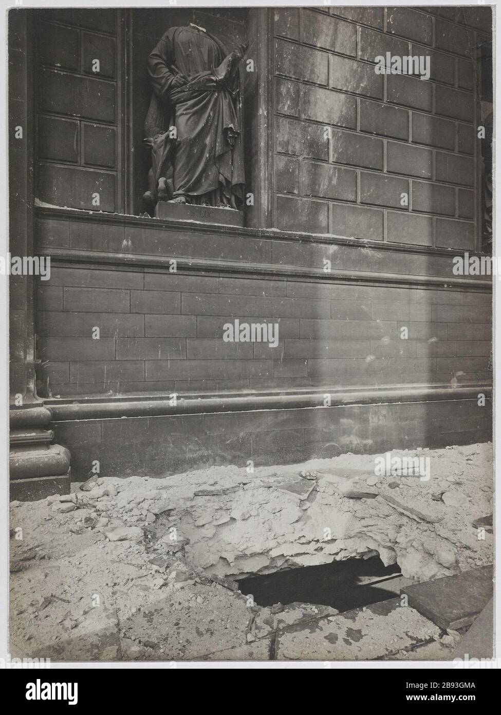 Kirche der Madeleine, 8. Bezirk, Paris. Guerre 1914-1918. Eglise de la Madeleine après le bombardement du 30 Mai 1914. Détail du trou fait par un obus. Paris (VIIIème arr.). Photographie de Godefroy Menanteau. Tirage au gélatino-bromure d'argent, 30 Mai 1918. Paris, musée Carnavalet. Stockfoto