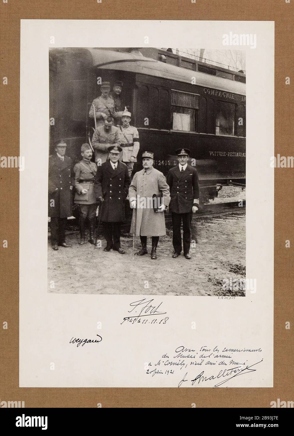 Sammelporträt vor dem Waffenstillstandswagen: Von Marschall Foch, General Weygand und General Malleterre autographierte Fotografie Stockfoto